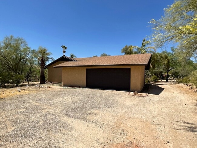 Building Photo - Great Northwest location Magee & La Canada