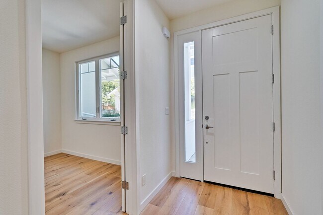 Building Photo - Brand New 2 Story, 3 Bed, 3 Bath Townhome ...