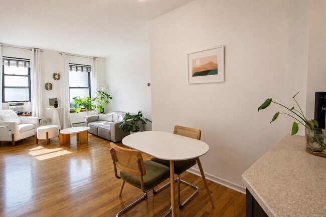 Building Photo - 208 Willow Ave
