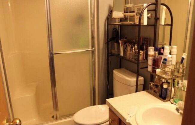 Building Photo - Gorgeous Bellevue Property with 3 bedrooms Coming Soon!!!!!
