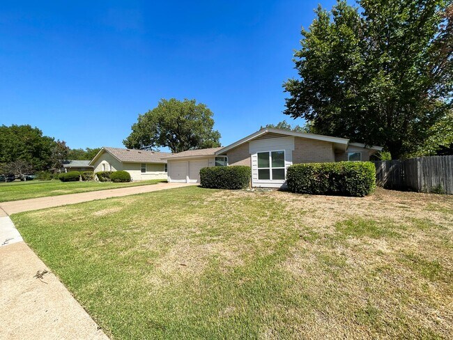 Building Photo - 4 bdrm, 2 bath - NEWLY Remodeled