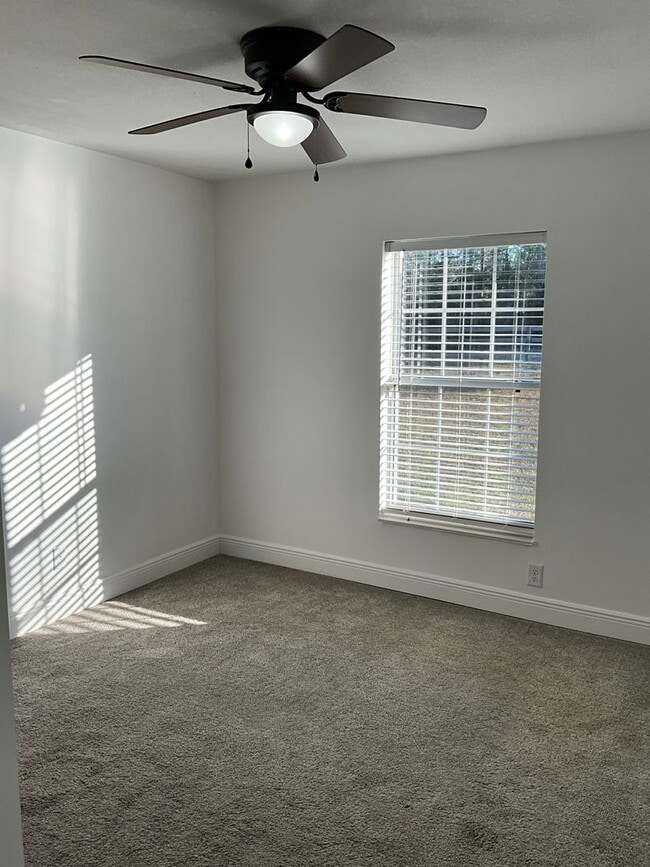 Building Photo - Gorgeous and Beautifully Maintained 3/2 Home on Close to an Acre