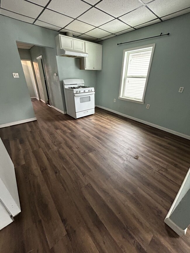 Building Photo - Cute and Cozy 2BR/1BA House