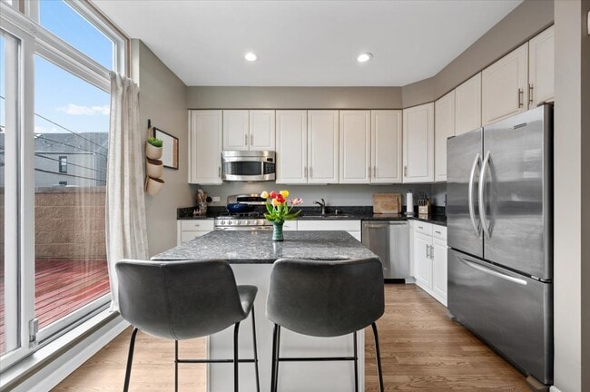 Building Photo - 1214 W School St