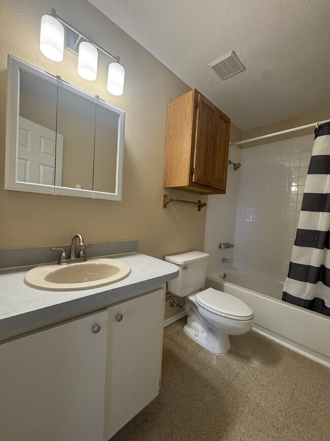 Building Photo - 5222 Bogdonoff Dr