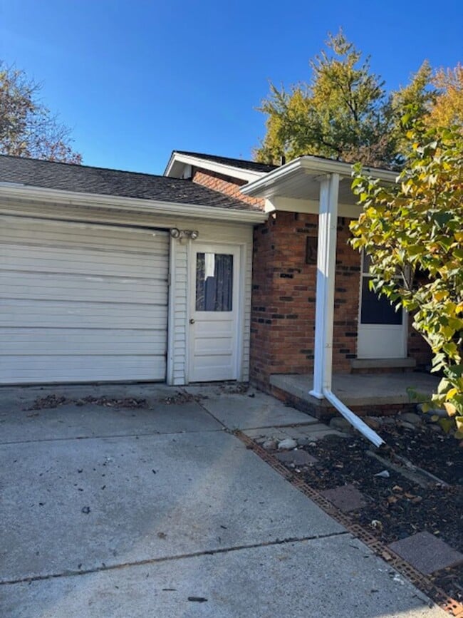 Building Photo - 3 BED, 1.5 BATH IN DOWNTOWN PLYMOUTH