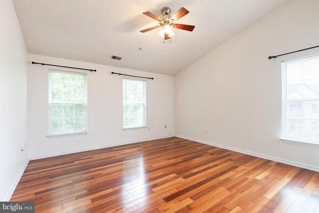 Building Photo - 2440 Blue Spring Ct