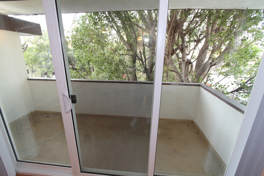 Balcony - 4800 Woodley Ave