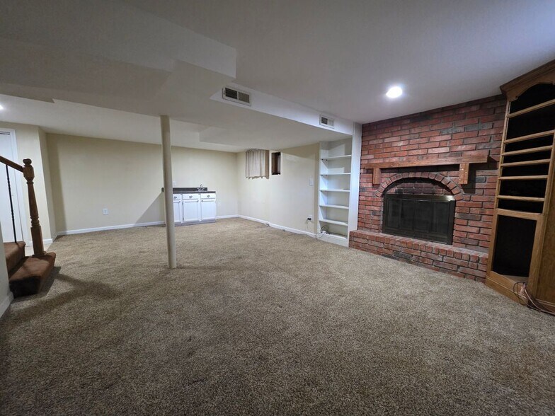 Building Photo - 2138 E Arrowhead Cir