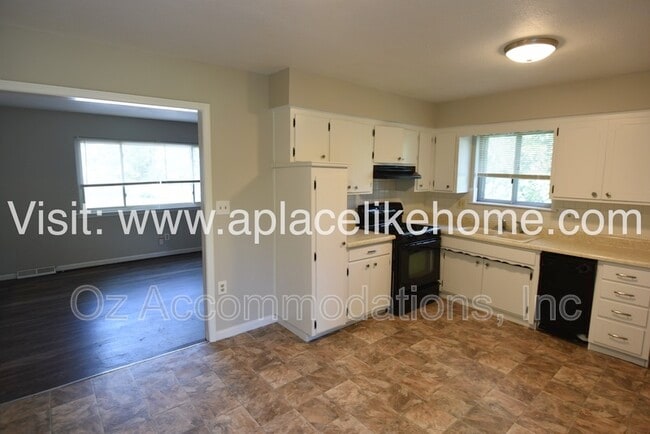 Building Photo - 5521 Perry Ln