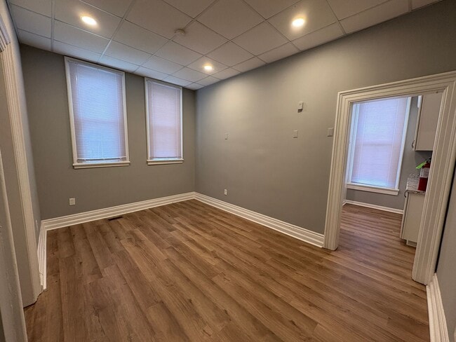 Building Photo - Spacious apartment in historic house!