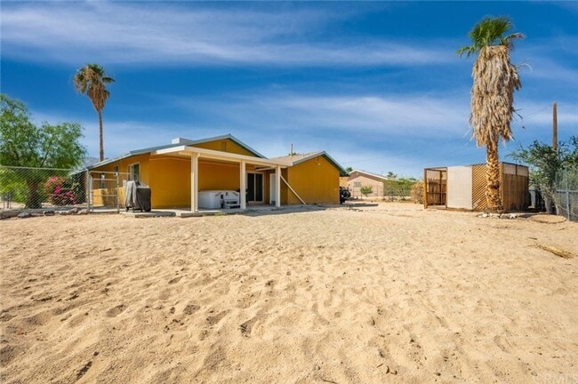 Building Photo - Large 4 Bedroom Home Central 29 Palms