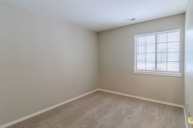 Building Photo - Charming, Updated Condo in Prime Downtown Traverse City Location!