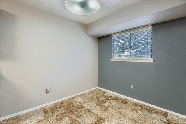 Building Photo - 9802 Briar Ridge Dr