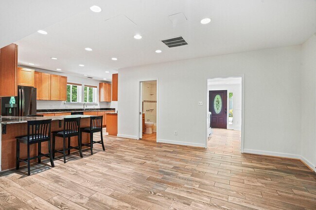Building Photo - 7712 Dolly Dr