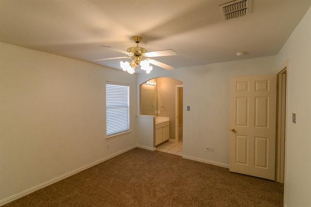 Building Photo - 9605 Pinehurst Dr