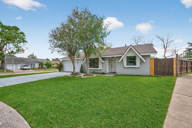 Building Photo - 5743 Ludington Dr