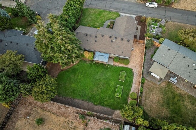 Building Photo - Live in One of Lake Oswego's Most Convenie...