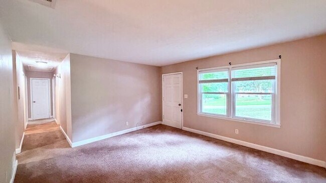 Building Photo - Lithia Springs 3 Bed-1 Bath Stepless Ranch, Private Lot, Carport