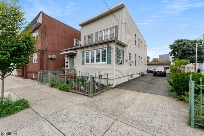 Building Photo - 221 Quincy Ave