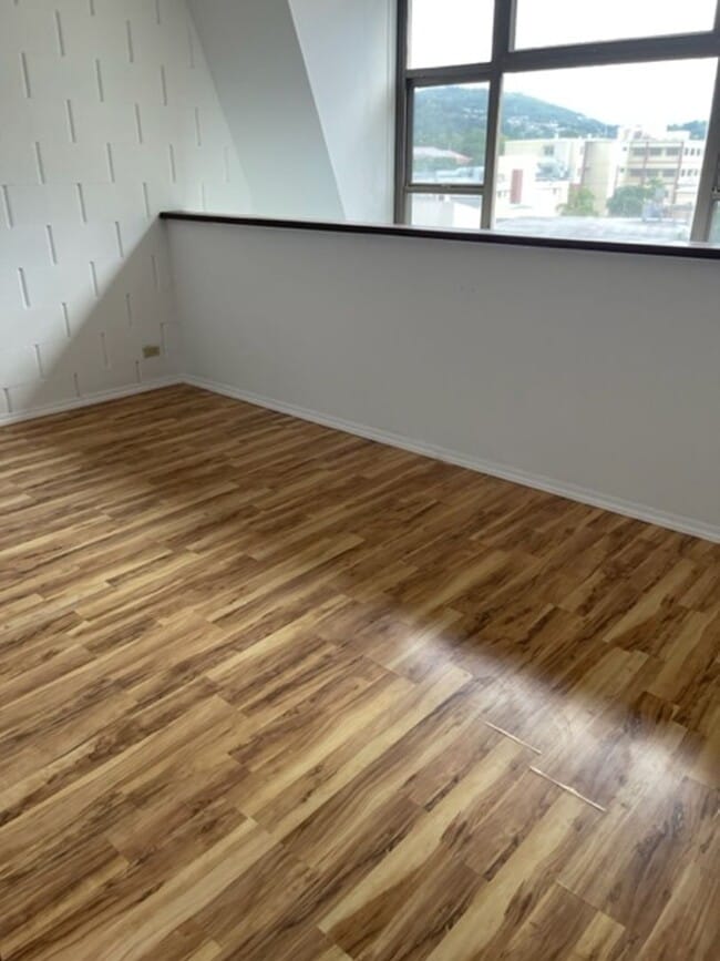 Building Photo - Move in Ready! Spacious 2/1 in town!