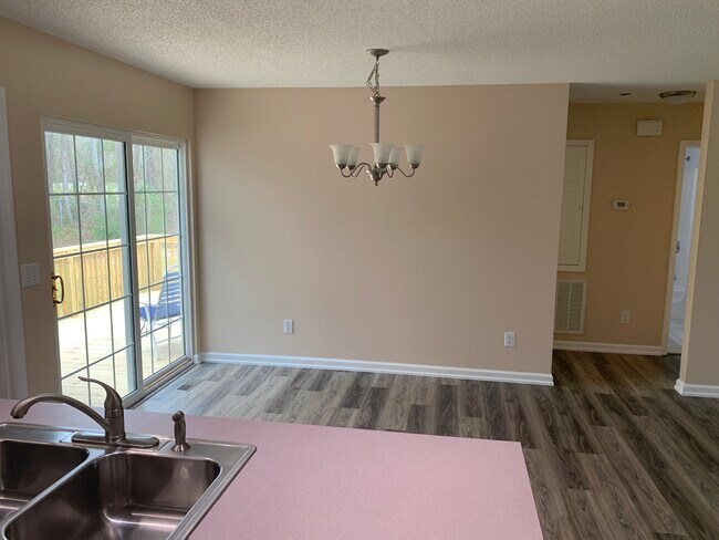 Dinette - 106 Whitaker Ct