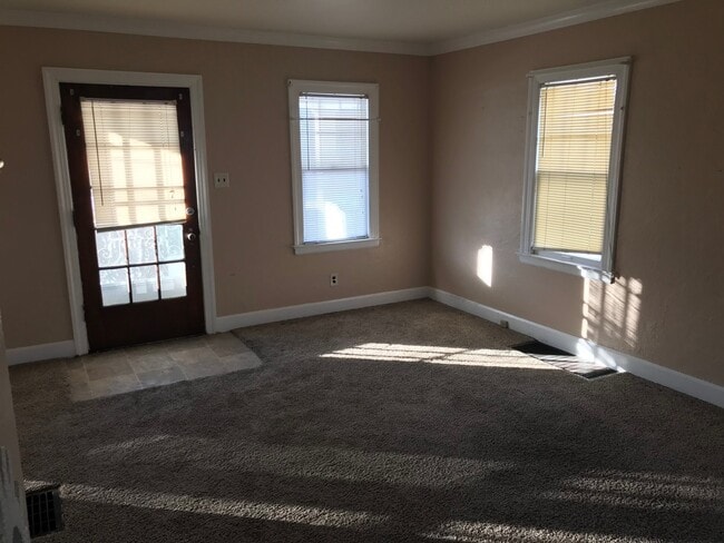 Building Photo - 323 Hillview Dr