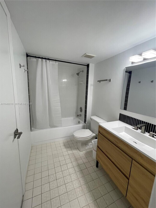 Building Photo - 3588 Collins Ave