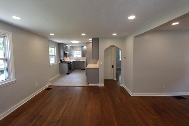 Building Photo - 905 Benton Ave