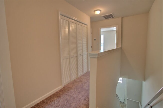 Building Photo - 2 BR/ 2.5 Bath Townhome located in The Tow...