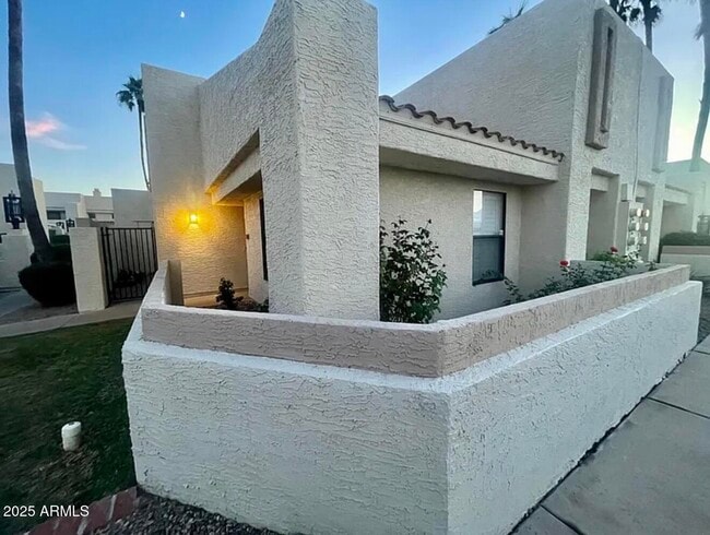 Building Photo - 861 E Lola Dr