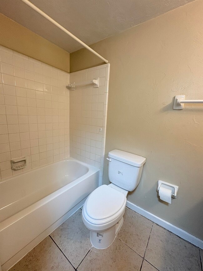Building Photo - 1530 Live Oak Dr