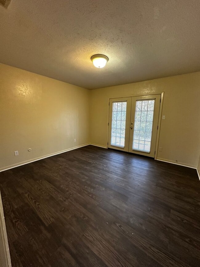 Building Photo - 1 Bedroom Duplex