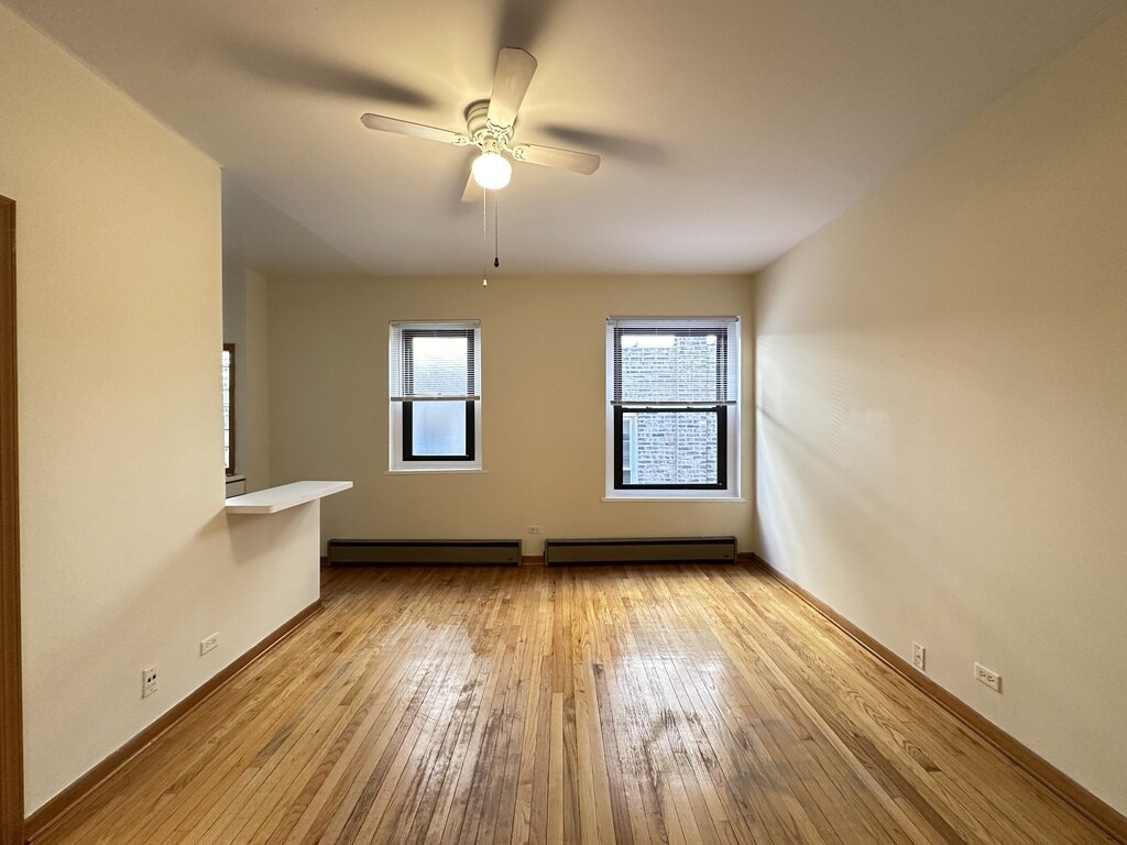 Building Photo - 647 W Barry Ave
