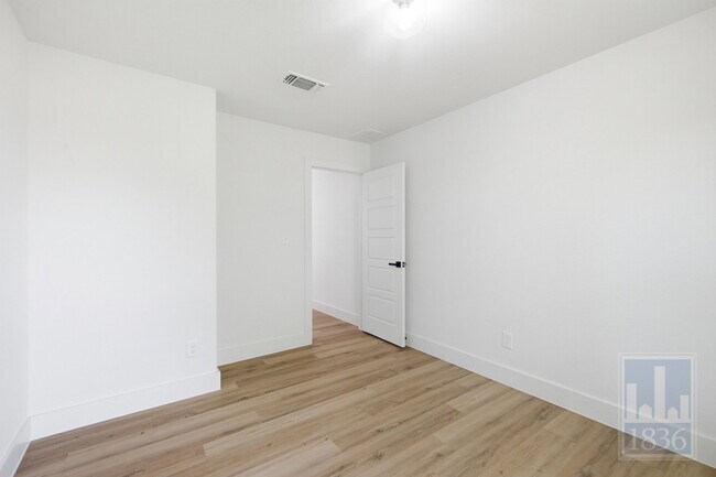 Building Photo - 3610 Alexandria Dr