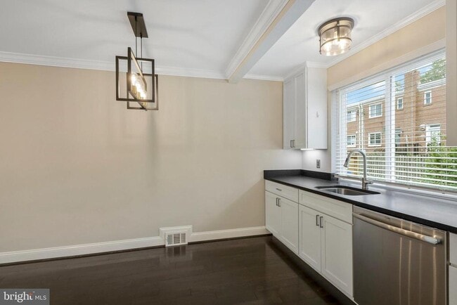 Building Photo - 3030 Manning St