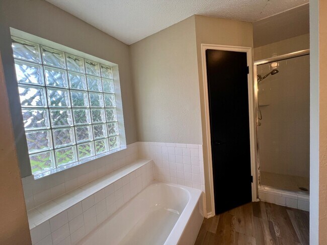 Building Photo - 9300 Buttonwood Ave