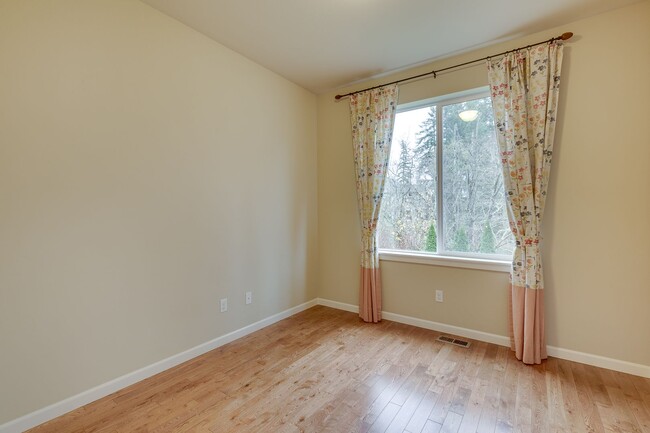 Building Photo - Spacious 4 bedroom home in Redmond!