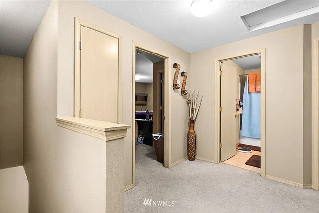 Building Photo - 3bed/2.5 bath home available NOW! Pet frie...