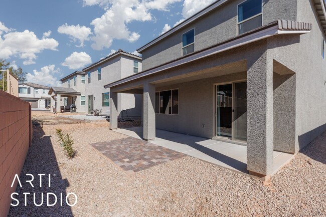 Building Photo - Beautiful 4 bedroom 2.5 bathrooms Two-Stor...