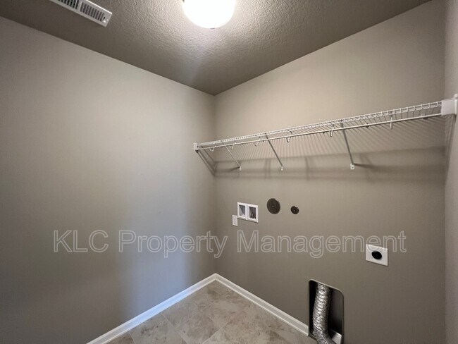 Building Photo - 2301 Redmond Ave