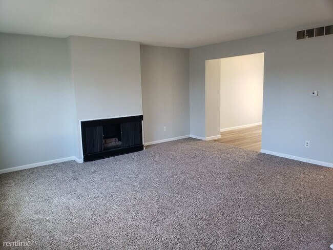 Building Photo - 2 br, 1.5 bath Townhome - 1451 S Center Rd