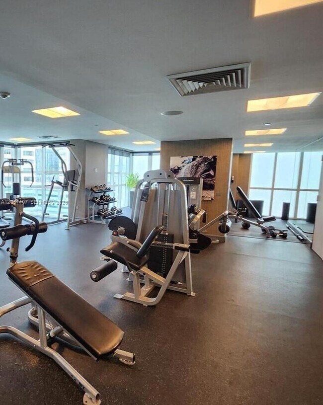 Building Photo - 950 Brickell Bay Dr