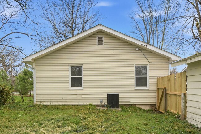 Building Photo - Move-In Ready 3 Bed with Modern Updates & Detached Garage