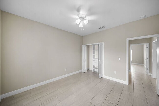 Building Photo - 1004 NW 35th Pl