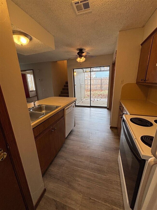 Building Photo - 901 NE Tortoise Dr