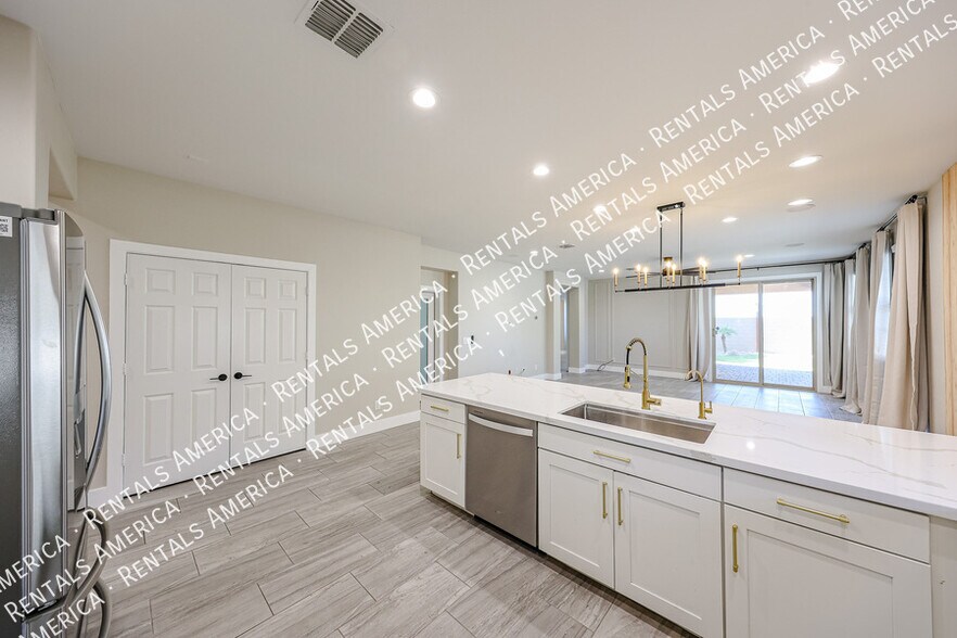 Building Photo - 7855 W Rock Springs Dr