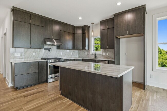 Building Photo - "Spacious 4-Bed, 4-Bath Gem in Nashville -...
