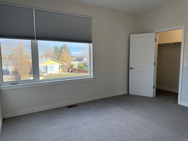 Building Photo - Fresh-Modern-Convenient 2/3/2 Twnhome