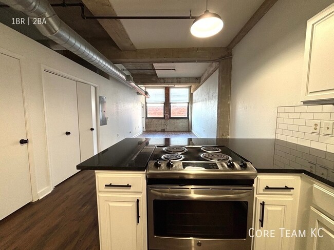 Building Photo - Renovated 1 Bed + Den, 2 FULL Bathrooms in...